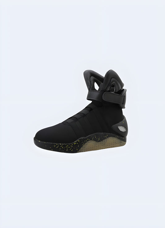 With a futuristic design inspired by the techwear and cyberpunk universe.