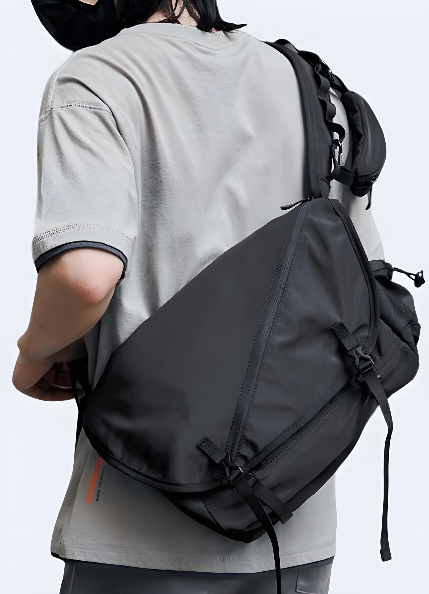 Although smaller, the bag is still very functional. It has 3 pockets on the front and a central pocket of medium size.