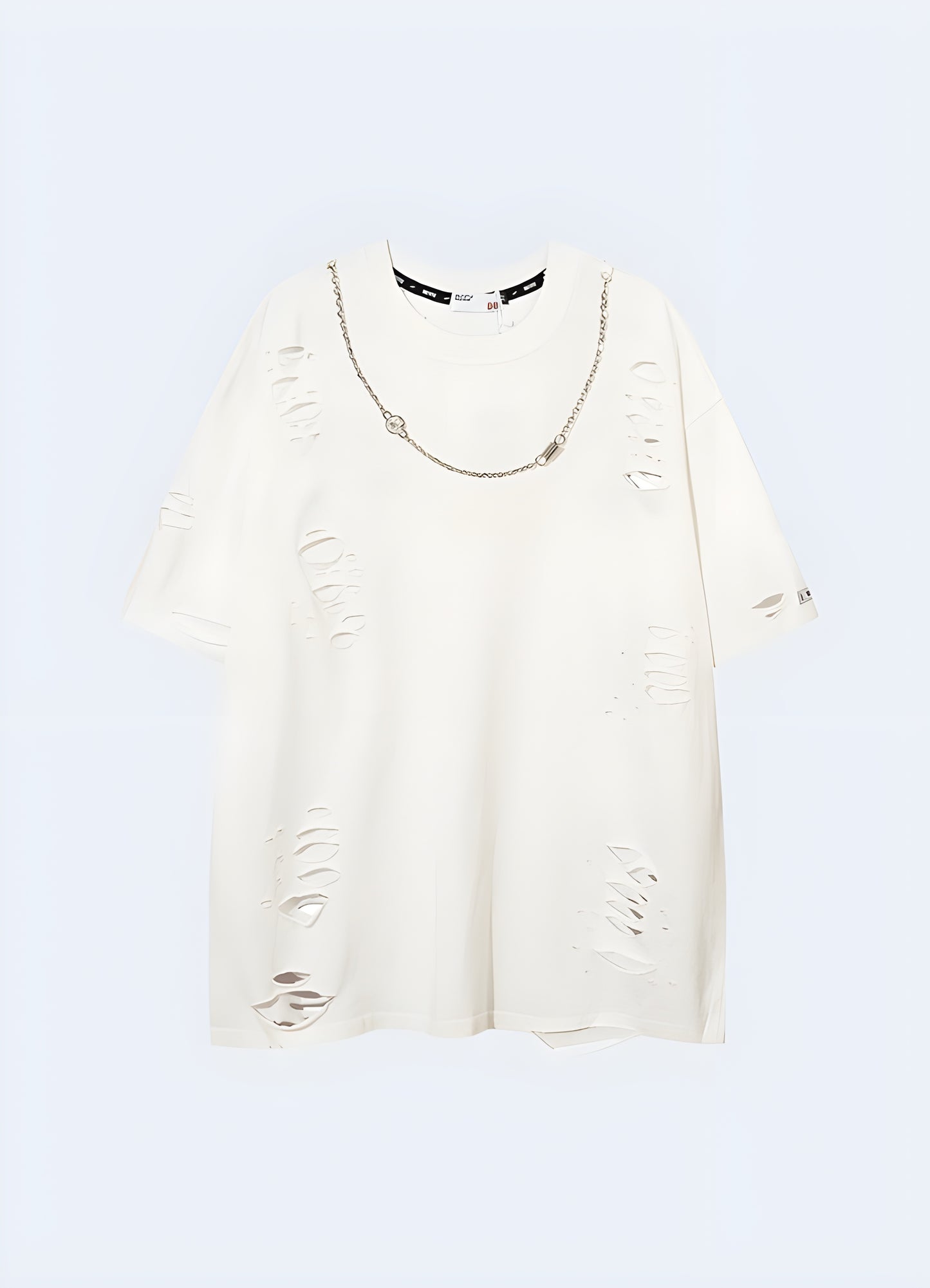 This fierce graphic tee features an eye-catching chain print, sure to turn heads.