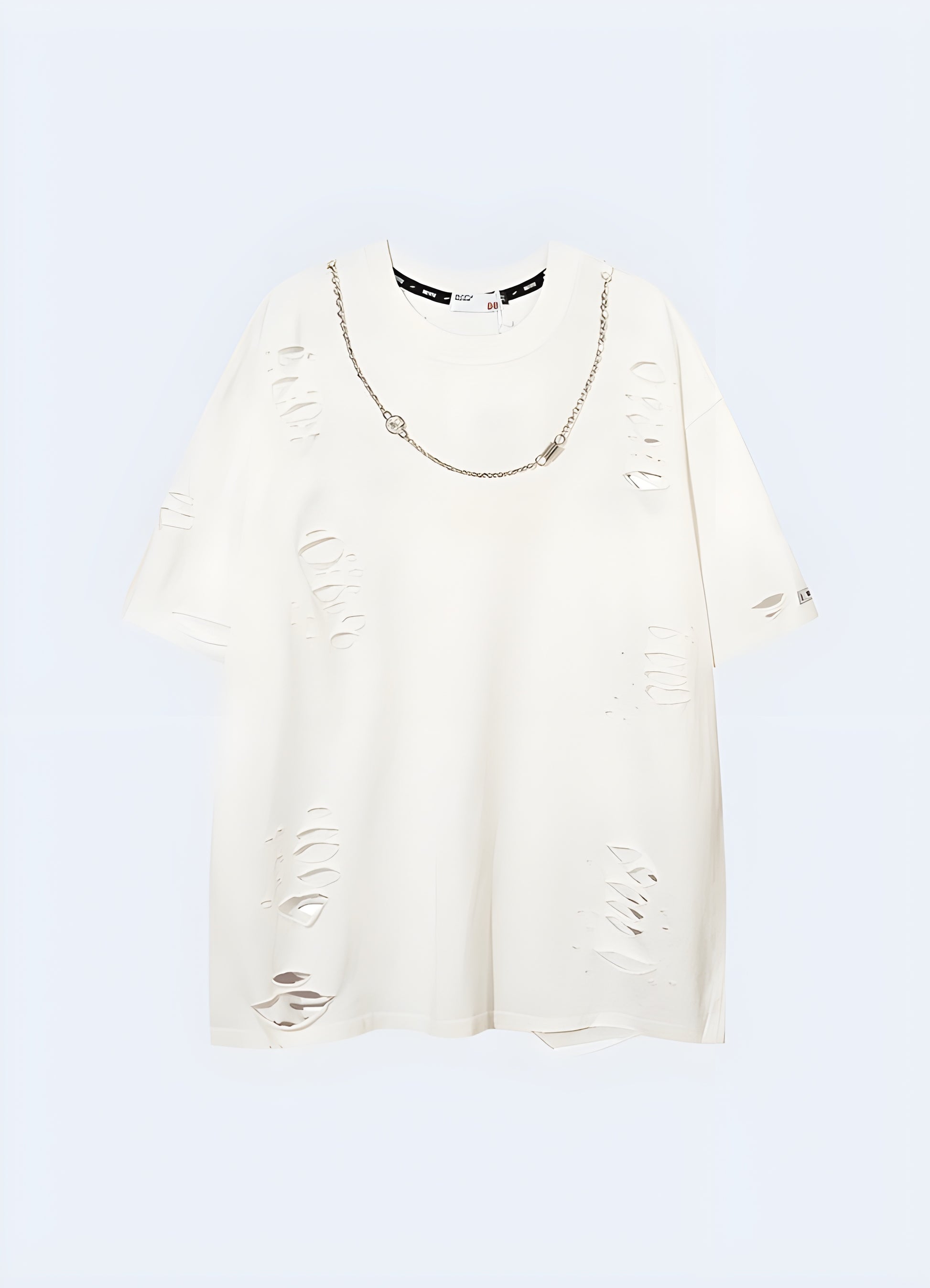 This fierce graphic tee features an eye-catching chain print, sure to turn heads.