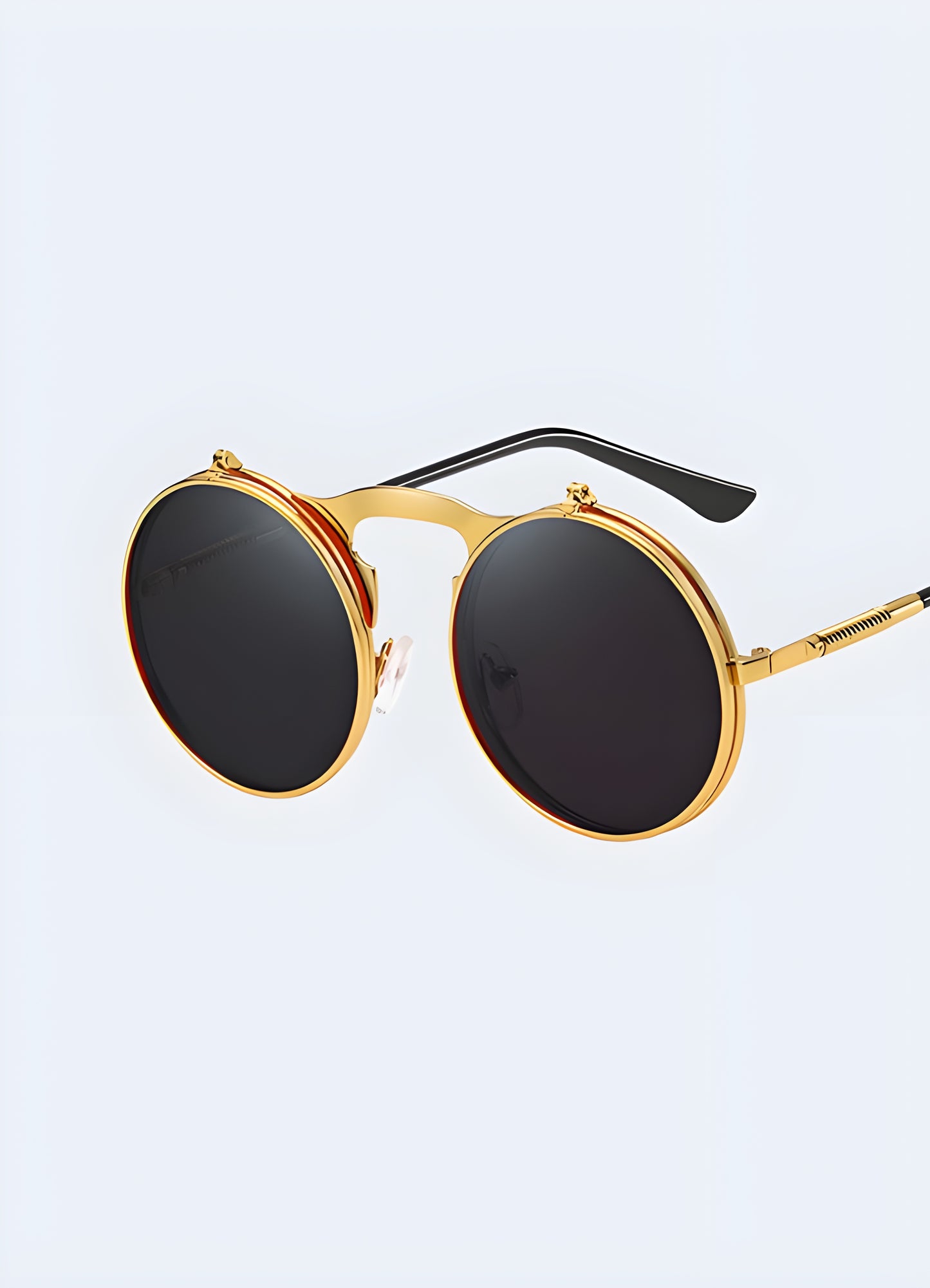 Catch the attention of the saloon with the eye-catching mirrored copper lenses of these sunglasses.