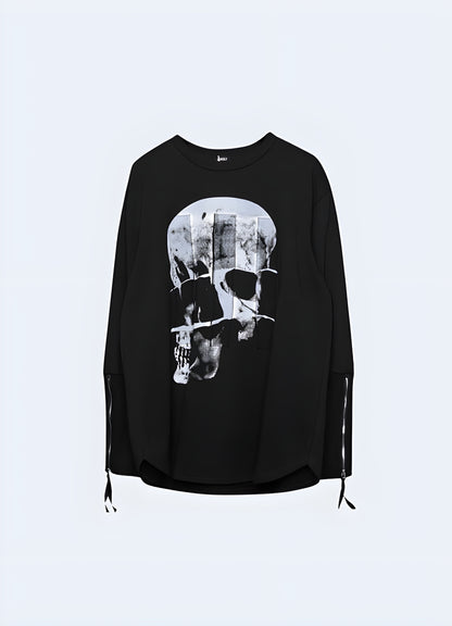 Short sleeve tee with black skull print.