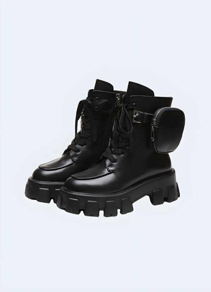 These boots with pockets are equipped with laces and a zip closure on the side to put on your shoes with ease. 