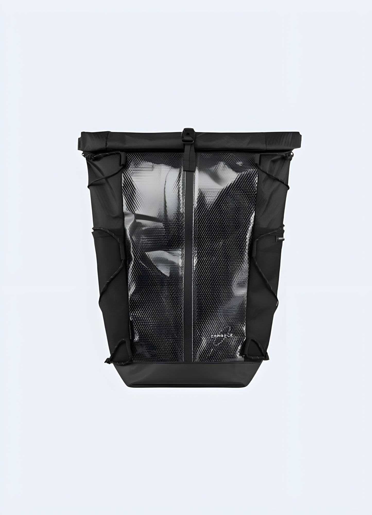 As a reflection of the bold, this bag mirrors the daring of the modern city dweller. 