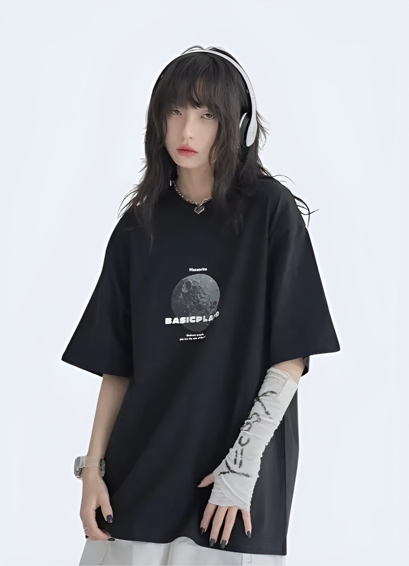 Futuristic dystopian graphic tee black loose fit.