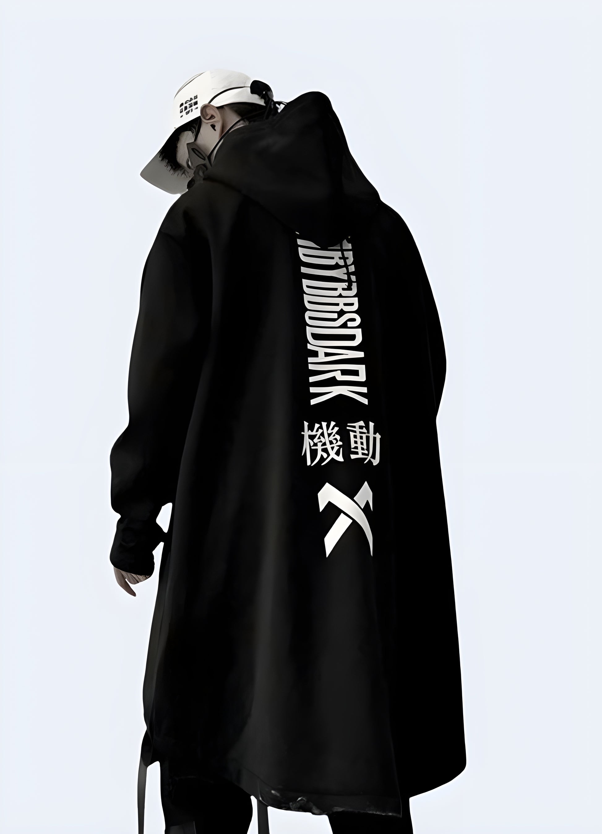 This hoodie poncho is the ideal ally of your techwear wardrobe.