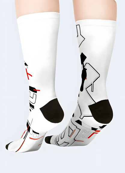 With this intricate Japanese Kanji embroidery, these socks will sublimate your urban outfits.