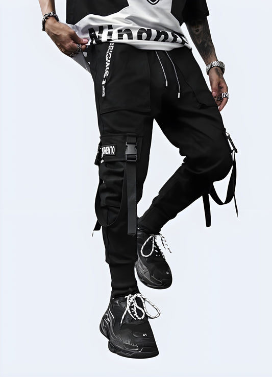 This goth cargo pants made of black can be worn all year round.