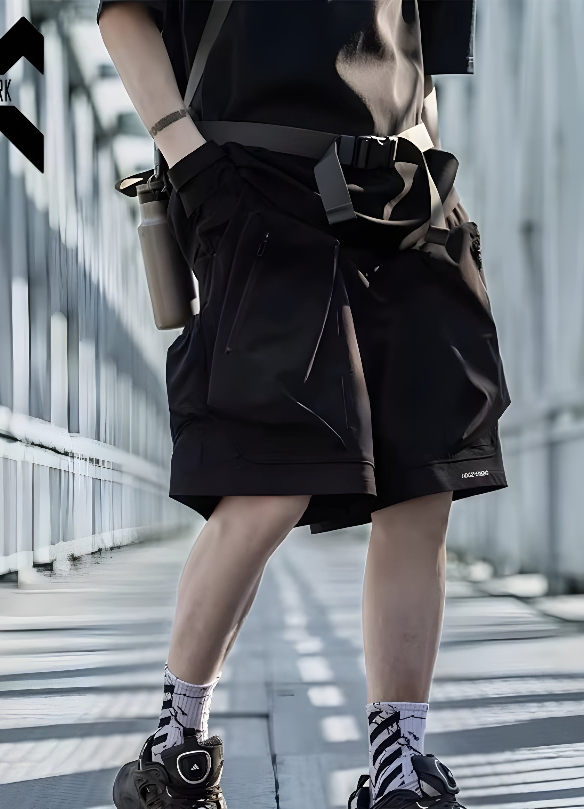 Elastic waist once exposed to the light, these reflective shorts reveal sublime bursts of light.