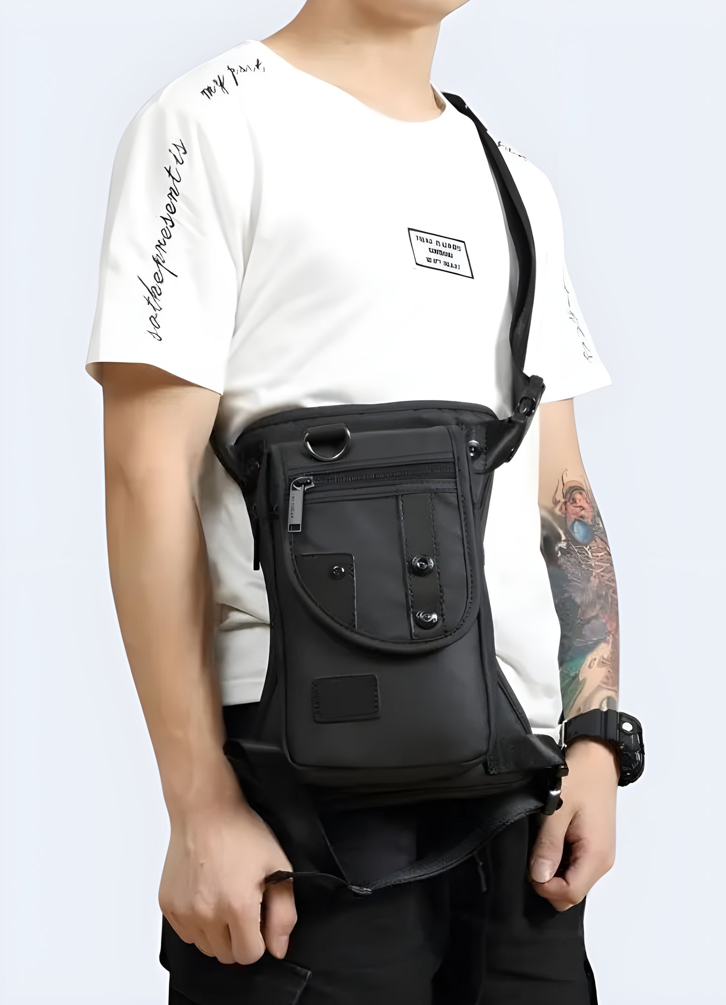 It has a front clip that allows you to attach your keys. made of technical materials, this bag resists to bad weather.