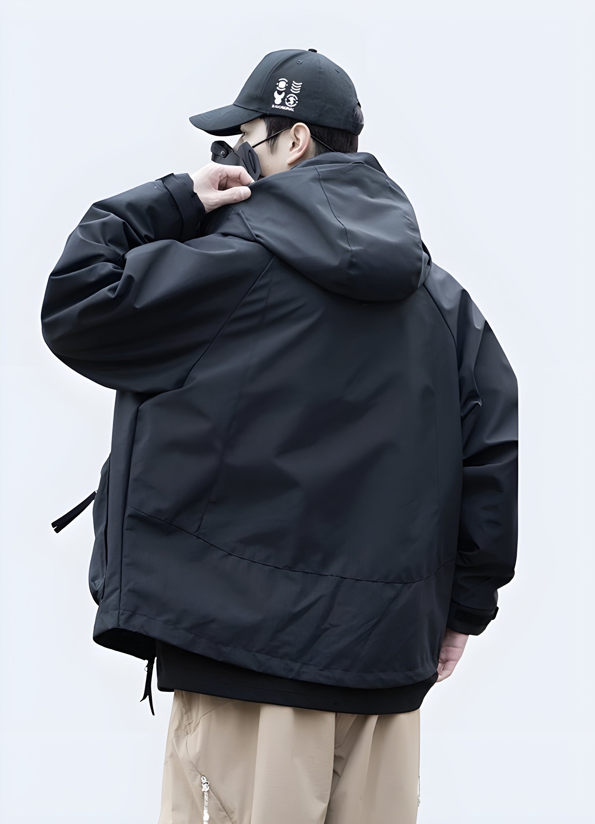 Discover the perfect balance between comfort and function with this regular-fit techwear raincoat. Designed for easy layering, it adapts to any outfit while offering a sleek interior view that highlights its thoughtful construction. A versatile piece built for dynamic, urban lifestyles.