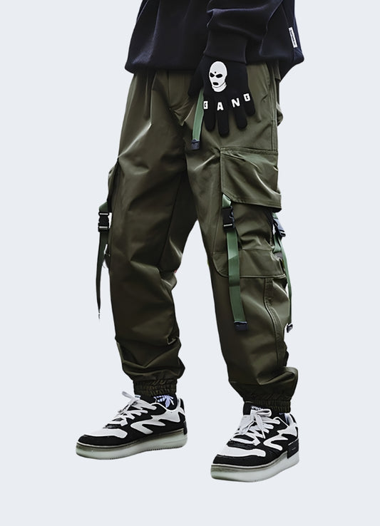 Men wearing dark green cargo pant multi pocket style.