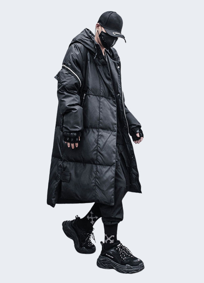 A techwear parka with a regular fit that is suitable for layering.