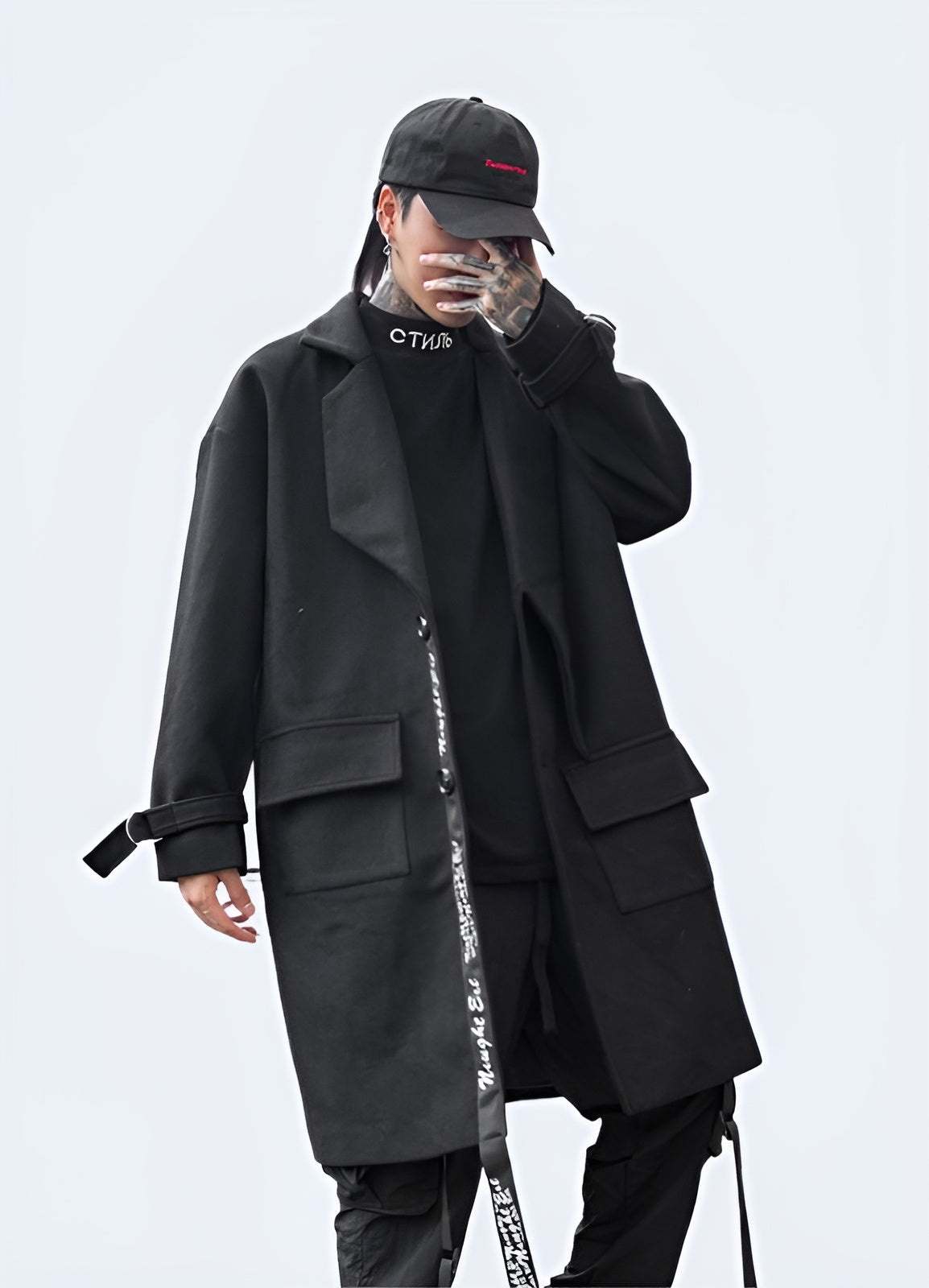 A stylish and versatile minimalist Japanese-style trench coat made from water-repellent cotton.