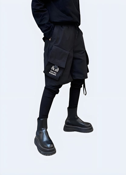 One of the hallmarks of the techwear leggings is their adaptability to both season and style. 